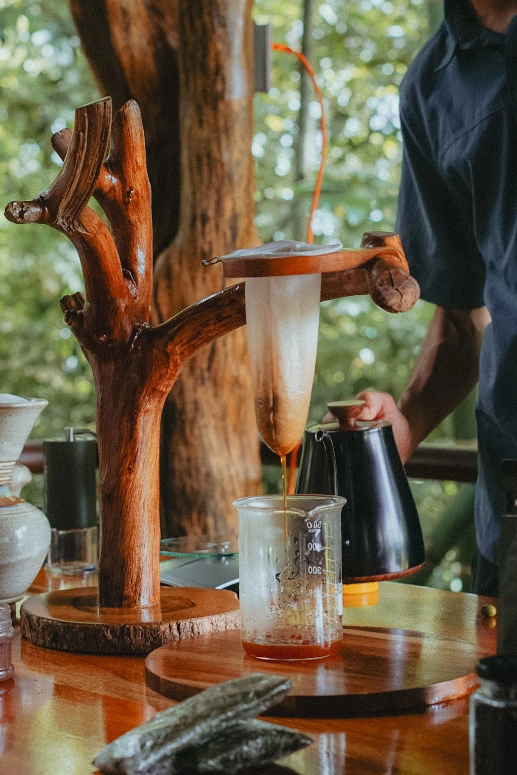 Café sirviéndose desde una cafetera rústica