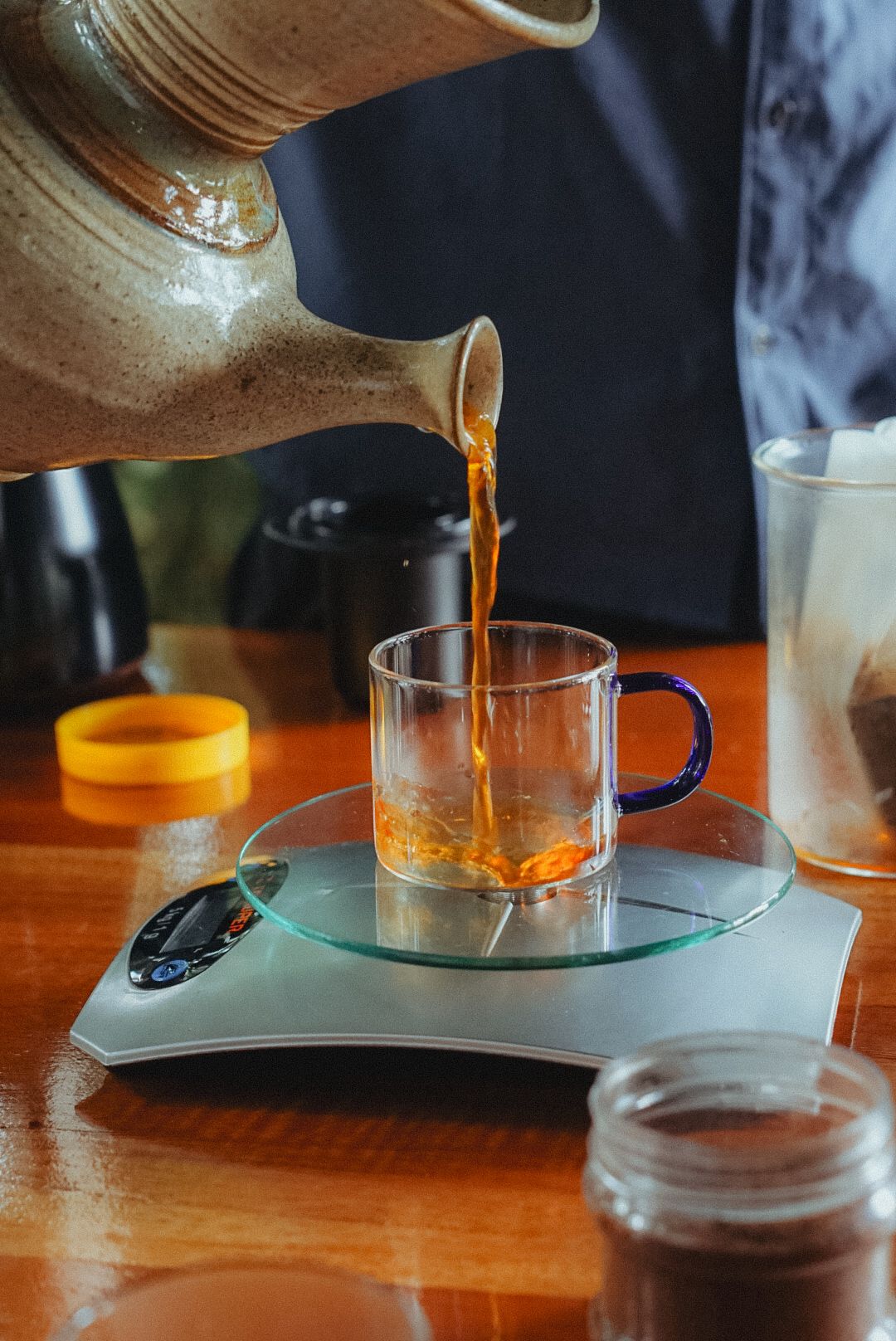 Miel dorada sirviéndose en un frasco de vidrio